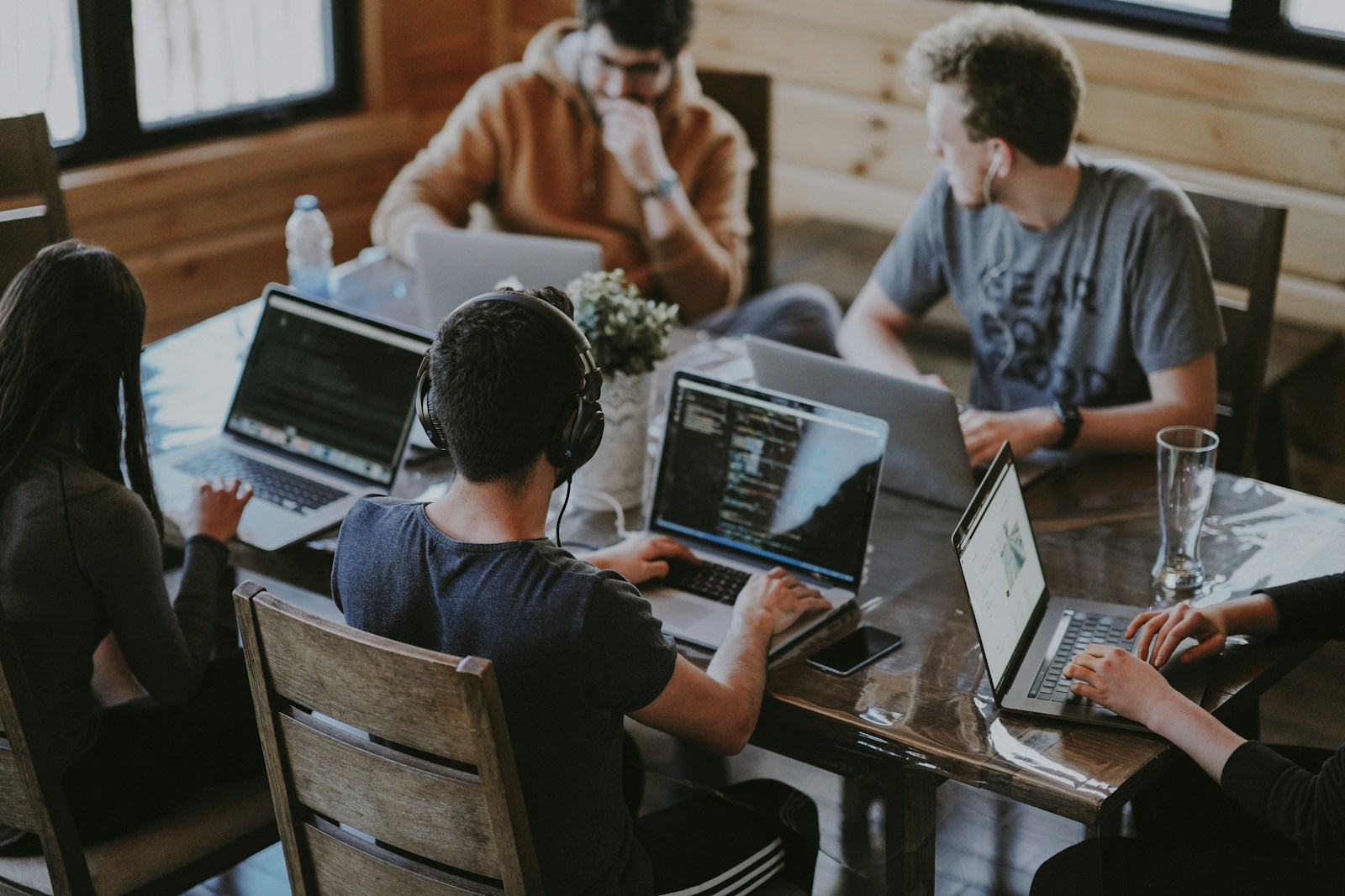 Gleichzeitigkeit und Zusammenarbeit im Remote-Mac-Shared-Pool in mehreren Regionen